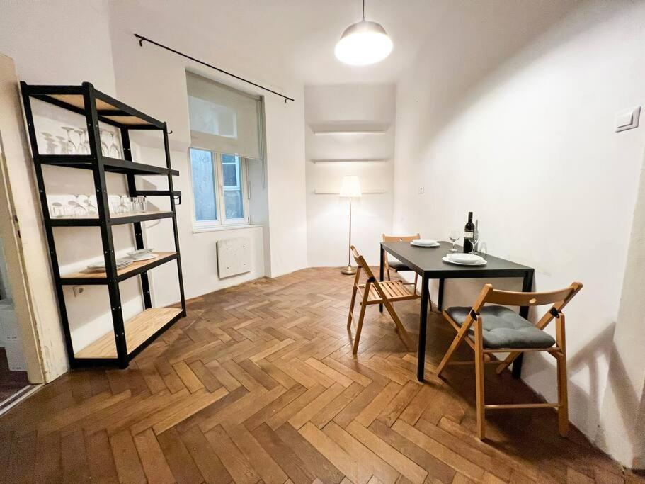 Gallus' Secret Romance Apartment