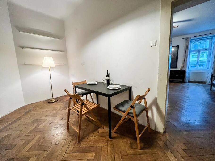Apartment Gallus' Secret Romance *